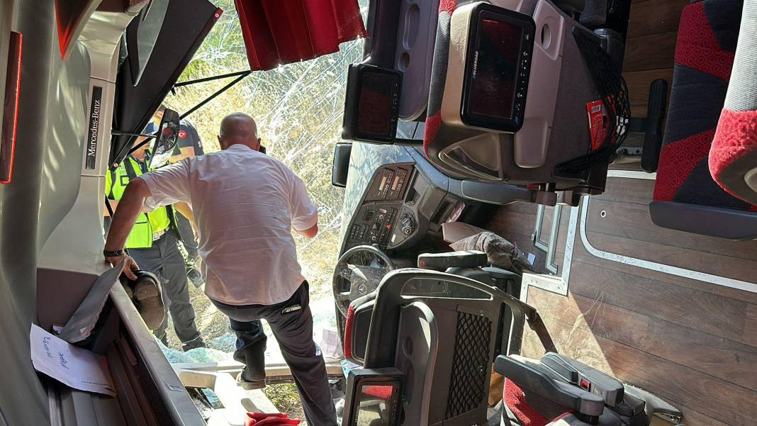 Kütahya’da yolcu otobüsü devrildi! Yaralılar var… - Resim: 7